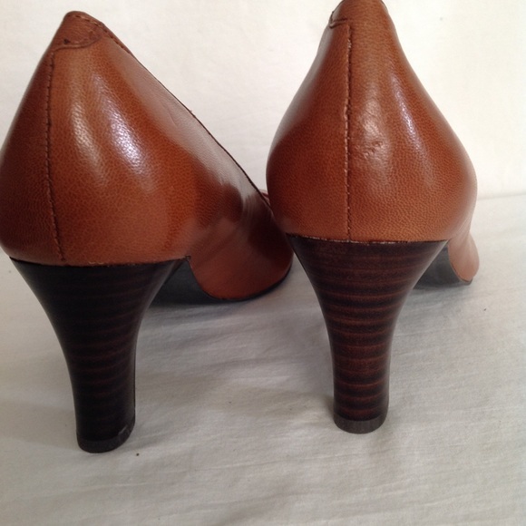 Lauren by Ralph Lauren "Saffron" heels NWOB - Picture 3 of 4